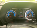 速度やエンジン回転数などの情報がメーターにまとまり、運転中も必要な情報を確認しやすい配置です。中央の表示部でも車両情報を把握でき、日常の運転を支える見やすい構成となっています。