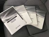メンテナンスノート、取扱説明書です。 その車の整備記録が事細やかに記録されています。 車が生まれてから今までどのような道を歩んできたのか判るとても重要な物ですよ。