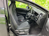 運転席まわりは前方を見渡しやすい配置で、座席からハンドルや各部へ自然に手が届きます。落ち着いた色合いの室内で、毎日の移動も過ごしやすい空間です。