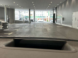 メルセデス・ベンツあざみ野店は、屋内展示場がございますので、雨の日もゆっくりと実車をご覧いただけます。駅から徒歩3分の立地です。