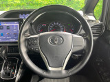 【純正革巻きステアリング】上質な革を使用することで、手にしっかり馴染みとても運転しやすいハンドルです♪