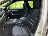 前席は視界が広く、運転席から助手席まで落ち着いた空間が広がります。シートの形状が身体を支え、センターコンソールには収納やカップホルダーも備わり、普段使いにも便利です。