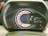 速度やシフト位置、燃料残量などの情報が一か所に表示され、運転中に確認しやすい配置です。表示がまとまっているため、必要な情報を把握しやすく、日々の運転をサポートします。