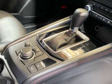 【オートブレーキホールド】停車中にブレーキペダルから足を放しても、ブレーキを自動的に制御して、車両の停車状態を保持する機能です。信号待ちなどの停車時に運転者の負担を軽減します。