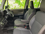 シートの落ち着いた色合いが車内に調和し、左右の座席にはアームレストも備わります。窓からの見通しもよく、日々の移動を気持ちよくお過ごしいただけます。