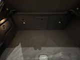 ゆったりとしたトランクルームでございます。たくさんのお荷物の車載が可能でございます。