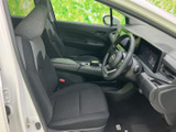 運転席まわりは前方を見渡しやすいレイアウトで、シートには頭部を支えるヘッドレストを備えています。落ち着いた色調の室内で、座席や足元の広さも確認いただけます。
