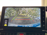 画面には車両後方の映像と目安線が表示され、駐車時の後方確認をサポートします。周囲の位置関係を把握しやすく、画面脇の操作ボタンも見つけやすい配置。日々の駐車や切り返しの際に便利な装備です。