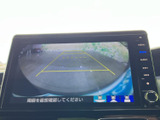 後方の様子を画面で確認しながら駐車でき、ガイドラインが車庫入れの目安になります。周囲を直接確認することも忘れずに、安全な駐車をサポートします。