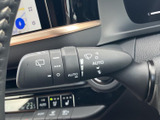 各種マークやAUTOの表示があり、設定内容を目で確かめやすいレバーです。雨天時など状況に応じて必要な機能を選びやすく、視線を大きく移さず扱える便利な装備となっています。
