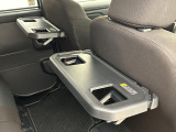後席用のテーブルも装備しています★折り畳み式で大変便利な装備ですよ★