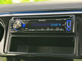 オーディオの表示部と操作ボタンがまとまっており、運転席から画面を確認しやすい配置です。USB端子も備わり、日常の車内で音楽を楽しむ際に活用できます。