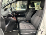 前席は視界が開けた運転席と助手席が並び、ゆったりとした姿勢で過ごしやすい空間です。シートには落ち着いた柄が入り、足元もすっきり。乗り降りの際にも室内全体を見渡しやすい造りです。