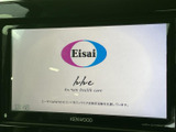 停車中にテレビや映像を視聴できる画面を備えています。休憩のひとときなどに、車内で映像コンテンツを楽しみたい方にも便利にお使いいただけます。
