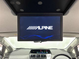 後席専用のリヤモニタ-(ALPINE)でドライブ中に映像も楽しめます。
