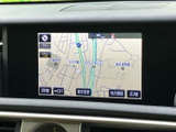 道路や周辺施設が表示され、現在地周辺の位置関係を画面で確認できます。詳細や広域など表示切替の項目もあり、目的地へ向かう際のルート確認に活用しやすい装備です。