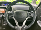 手元に複数のスイッチが備わり、運転姿勢を大きく変えずに車内機能へアクセスしやすい仕様です。握りやすい形状で、日々の運転時も扱いやすさに配慮されています。