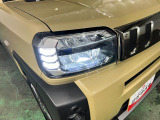 白く明るい光で夜間走行をサポートするLEDヘッドランプを搭載