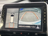 車両周辺の映像と俯瞰表示を切り替えて確認でき、駐車時の周囲確認をサポートします。画面上には目安の線も表示され、駐車スペースへの出し入れに便利です。