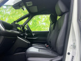 前席は身体を支える形状のシートで、運転席からの見通しも良好です。視界が広く周囲を確認しやすい室内は、日々の運転時にも落ち着いて過ごせる空間になっています。