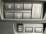 運転席側から両側スライドドアの開閉ができます