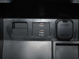 【充電用ポート】2口装備。スマートフォンなどを2台同時に充電でき、移動中のバッテリー切れ対策に便利です。家族や友人とのお出かけ、長距離ドライブで活躍します。