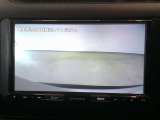 バックモニター付き。車両後方の映像が画面に表示されるので、車庫入れが苦手な人も安心です。ただし、目視確認もお忘れなくお願いいたします。