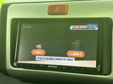 停車中にテレビや映像を楽しめる画面を備えています。画面上には番組表示も確認でき、休憩時間を過ごす際にも活用できる便利な装備です。