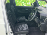 前席は窓からの視界が広く、運転席と助手席それぞれにゆったり座れる空間です。シートの柄が室内のアクセントとなり、落ち着いた色合いで日常使いにもなじみます。