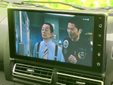 画面でテレビ番組を視聴でき、停車中の待ち時間も車内で過ごしやすくなります。映像表示に加え、画面脇にはホームや音量調整の操作部も備わっています。