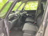 運転席まわりは前方の視界が広く、座席から前方や左右を確認しやすいレイアウトです。落ち着いた色合いのシートとすっきりした室内で、通勤や日々のお出かけにも心地よく過ごせます。
