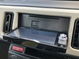 操作部を備えたモニターがダッシュボード中央に配置され、周辺のスイッチ類とまとめて確認できます。運転席から手が届きやすい位置で、日常の操作に便利です。