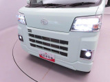 省電力のLEDヘッドランプ。白く明るい光で夜間走行が安心。オートライト機能で夕刻のライトのつけ忘れがなく、トンネル通過時オンオフの操作がなくて楽です。