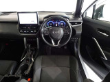 革巻きステアリングで快適な操作性の運転席です。