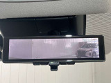 【インテリジェント ルームミラー】車両後方のカメラ映像をミラー面に映し出すので、車内の状況や、天候などに影響されずいつでもクリアな後方視界が得られます!