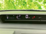 速度やシフト位置などを正面のディスプレイにまとめて表示し、運転に必要な情報を視線移動少なく確認できます。表示が整理されているため、日々の運転時にも把握しやすいメーターまわりです。