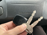 手に取れるキーが複数あり、乗車や始動時に使うものをそろえて管理できます。毎日の外出で扱いやすく、鍵をまとめて保管する際にも便利です。