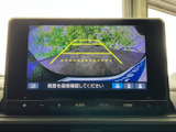 後方の様子を画面で確認でき、駐車時の周囲確認をサポートします。ガイド表示も備わり、車庫入れや狭い場所での切り返しなど、日常の駐車を助けてくれる装備です。