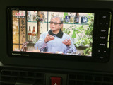 テレビ番組を表示できる画面を備えており、停車中の待ち時間などに映像を楽しめます。画面内に番組が表示されていることも確認でき、車内で過ごす時間の楽しみが広がります。