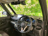 運転席から前方を見渡しやすく、メーターや画面も目に入りやすい配置です。落ち着いた色合いの室内で、乗り込んだ際にも操作まわりを確認しやすい印象です。