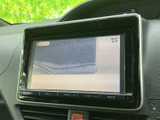 テレビ画面を備えており、停車中に映像や番組を視聴できます。画面に映像が表示され、車内での待ち時間を過ごす際にも活用しやすい装備です。視聴は安全のため、必ず停車中にお楽しみください。
