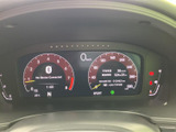 速度や各種表示を一画面で確認でき、運転中に必要な情報を把握しやすいメーターです。表示がまとまっているため、状況に応じて視線を向ける先を確認できます。