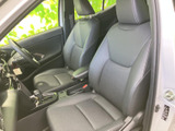 ゆったりとした前席に座ると、前方や左右を見渡しやすい運転席まわりが広がります。座面と背もたれは落ち着いた色合いでまとめられ、日常の移動にもなじみやすい空間です。