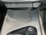 USBソケットで車内でもスマホの充電ができます♪