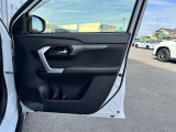 運転席ドアの内張です!使用感が少なくきれいな状態です!ドリンクホルダーや収納も備わっています!