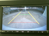 後方の様子を画面で確認でき、駐車時の周囲確認をサポートします。ガイド線も表示されるため、車庫入れやバックでの駐車の際に、進行方向や距離感をつかむ目安になります。