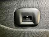 (快適パックに含まれる装備)後席USBポートタイプC・車内で携帯電話などの充電が可能です
