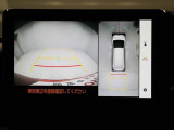 パノラミックビューモニターを装備。駐車場や交差点でクルマを真上から見るように周囲を確認できます。機能の詳細は販売店スタッフまでおたずねください。