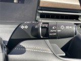 【オートライト(AUTO)】外の明るさをシステムが感知して、自動でヘッドライトが点灯します。ヘッドライトをつけ忘れを防ぐ便利機能です。