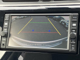 後方の様子に加え、進路の目安となるガイド表示も確認できる画面です。駐車時に周囲との位置関係を把握する助けとなり、切り返しや車庫入れの際にも目視確認と併せて活用できます。